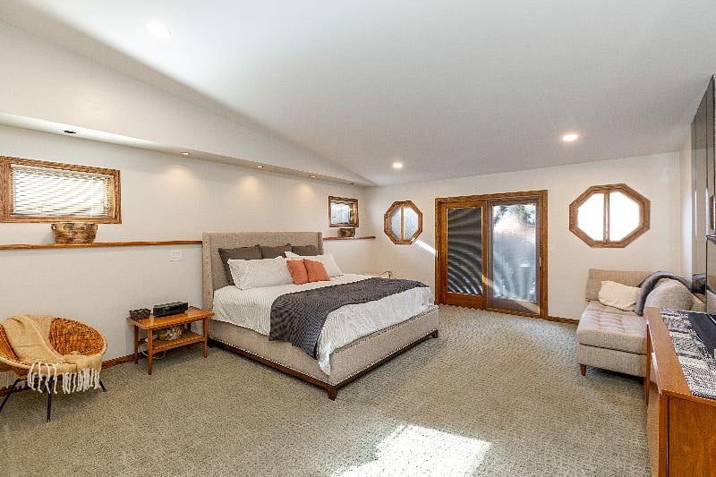 King bed. This room is huge! Vaulted ceiling. Slider to backyard.