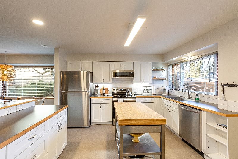 Spacious, well-stocked kitchen. Tons of mixing bowls, glassware, slow cooker, blender, etc.