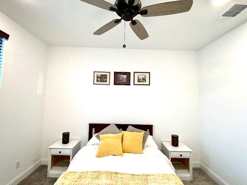 bedroom with ceiling fan