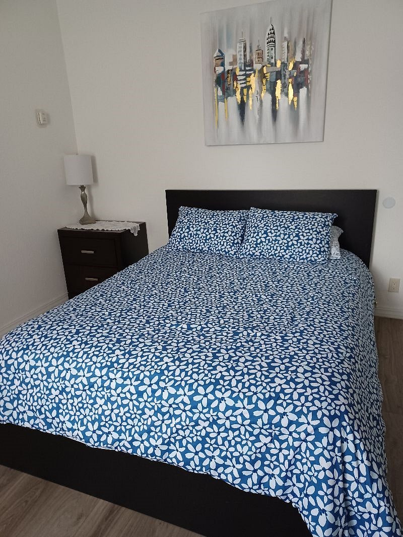 Bedroom Queen bed 