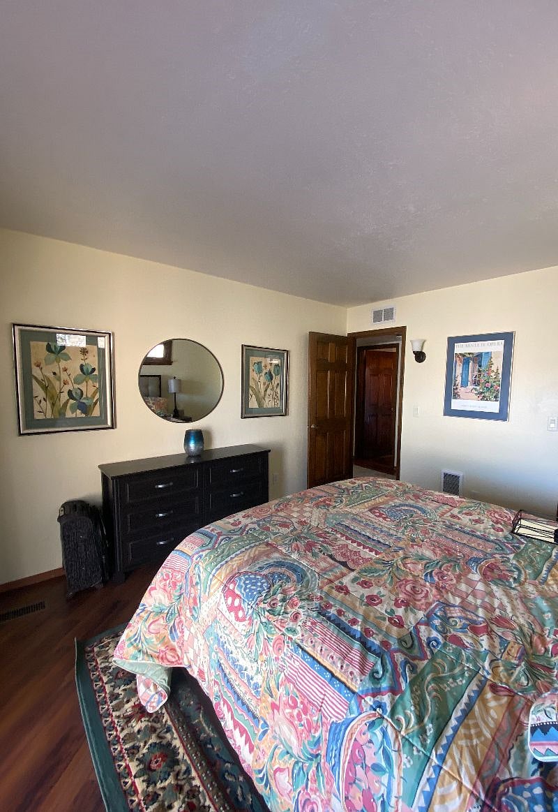 The queen/guest bedroom
