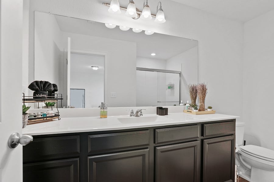 main bedroom bathroom
