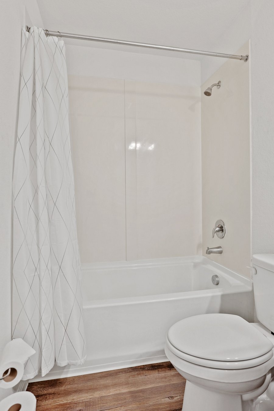 Hallway bathroom shower/tub