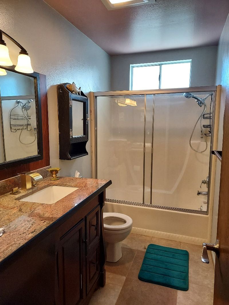 Master Bathroom with tub/shower