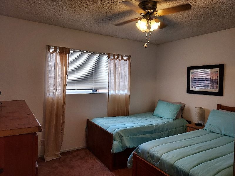 bedroom with twin beds.