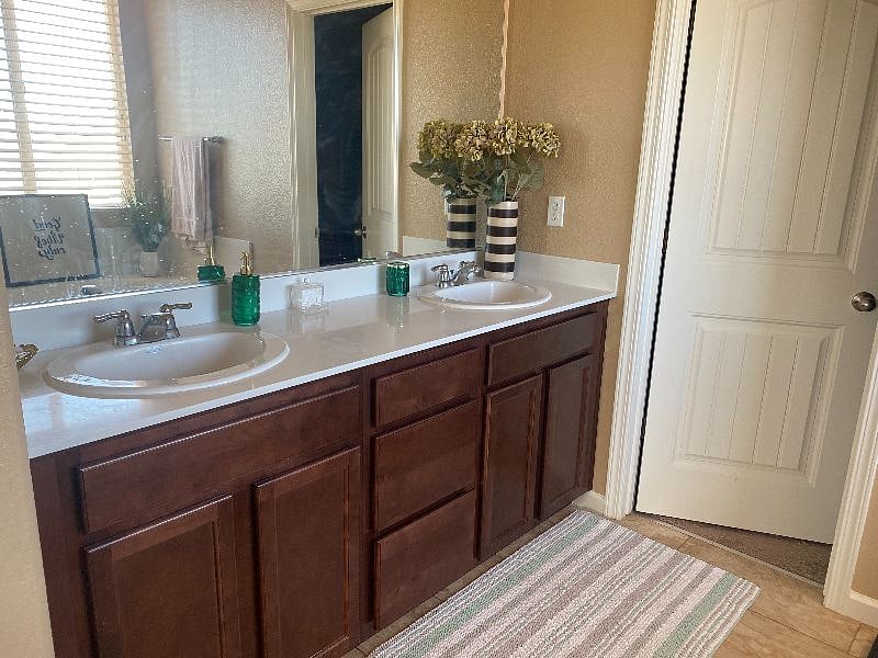 Master Bedroom Bathroom, Walk-In Shower, Closet & Full Tub