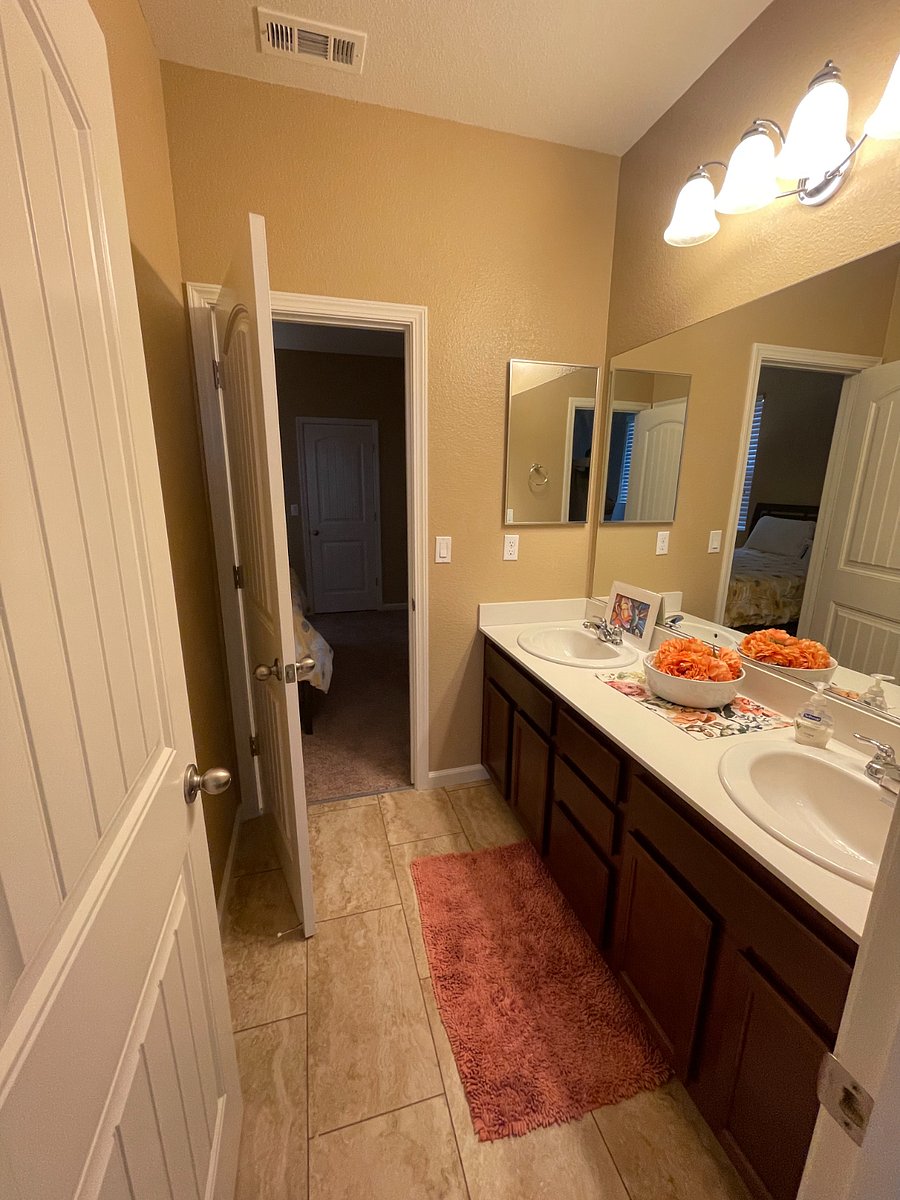 Upstairs Jack n Jill bathroom between office and second bedroom