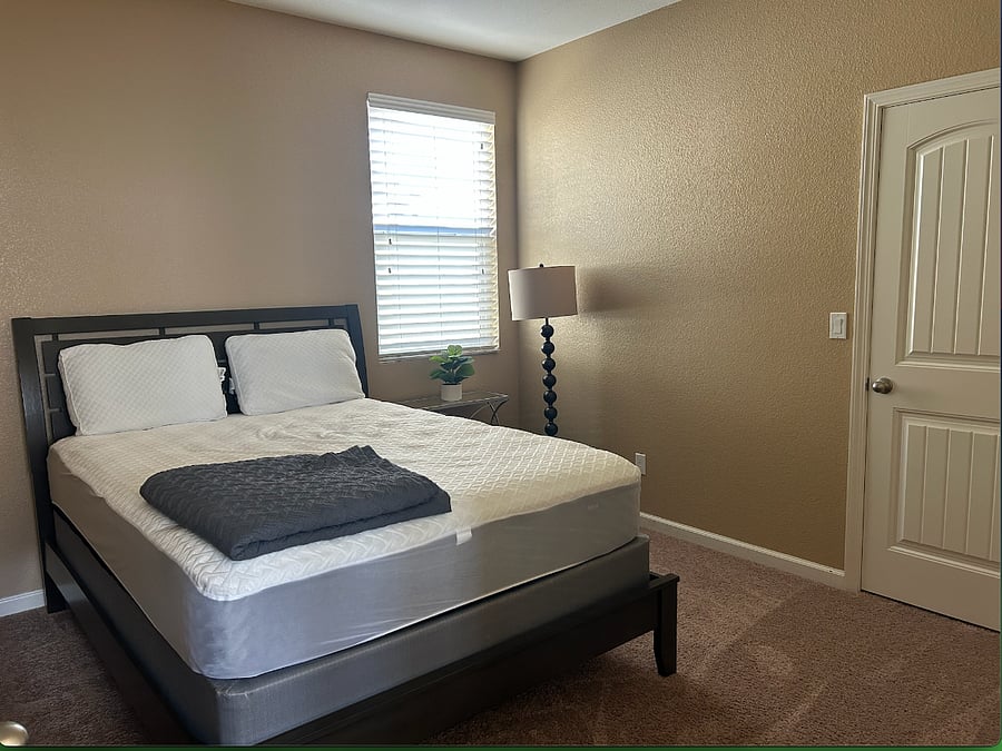 Upstairs Bedroom- Queen bed