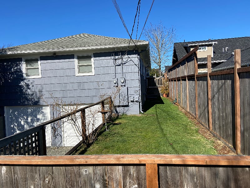 Grass side yard available to tenants