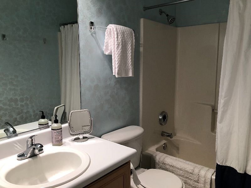 Hall bath, accessible to both hall and front bedroom