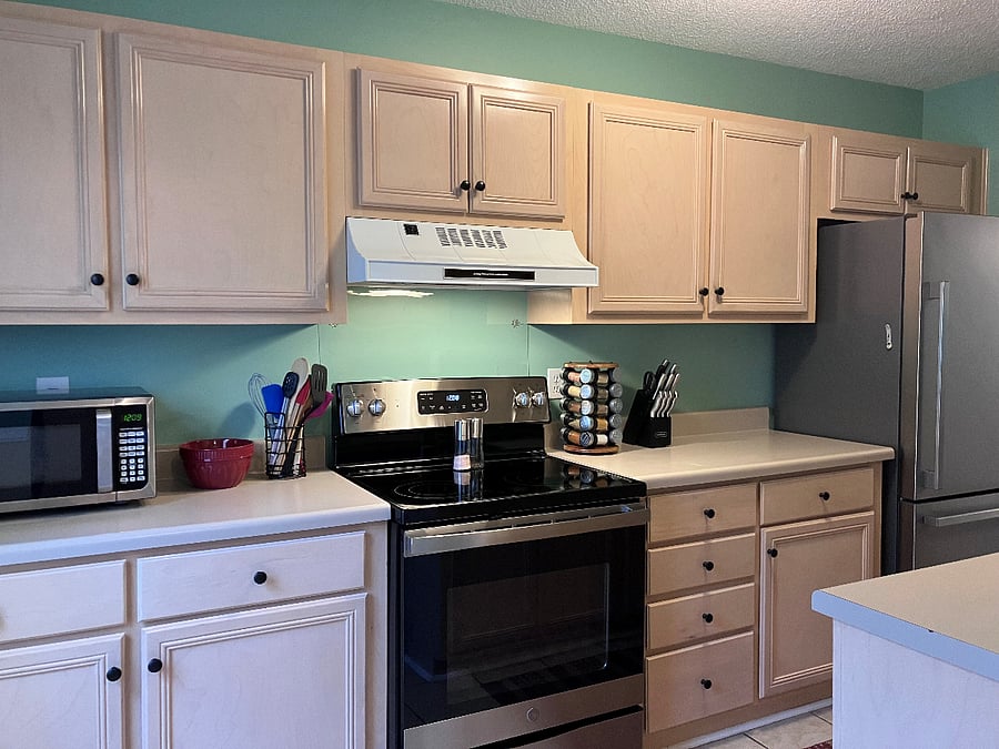 Smooth top range and refrigerator with ice maker