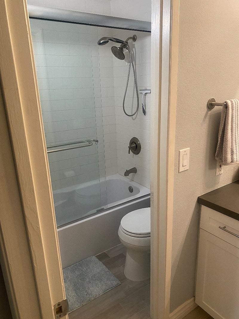 Master Suite 2 Bathroom, 
shower/tub combo