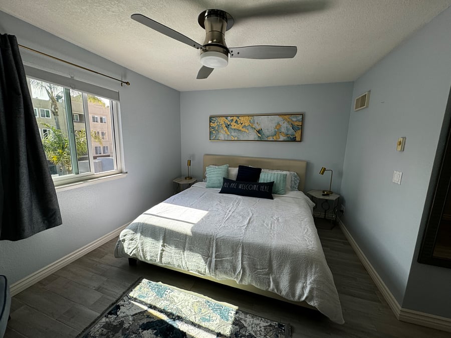 Master Suite 2
California King Bed
