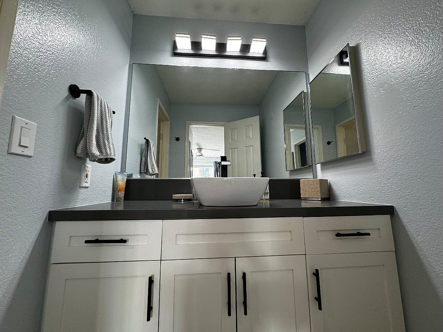 Master Suite 2.
Single vanity 