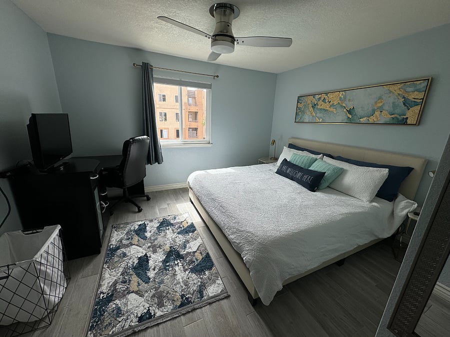 Master Suite 2
Bed and desk overview