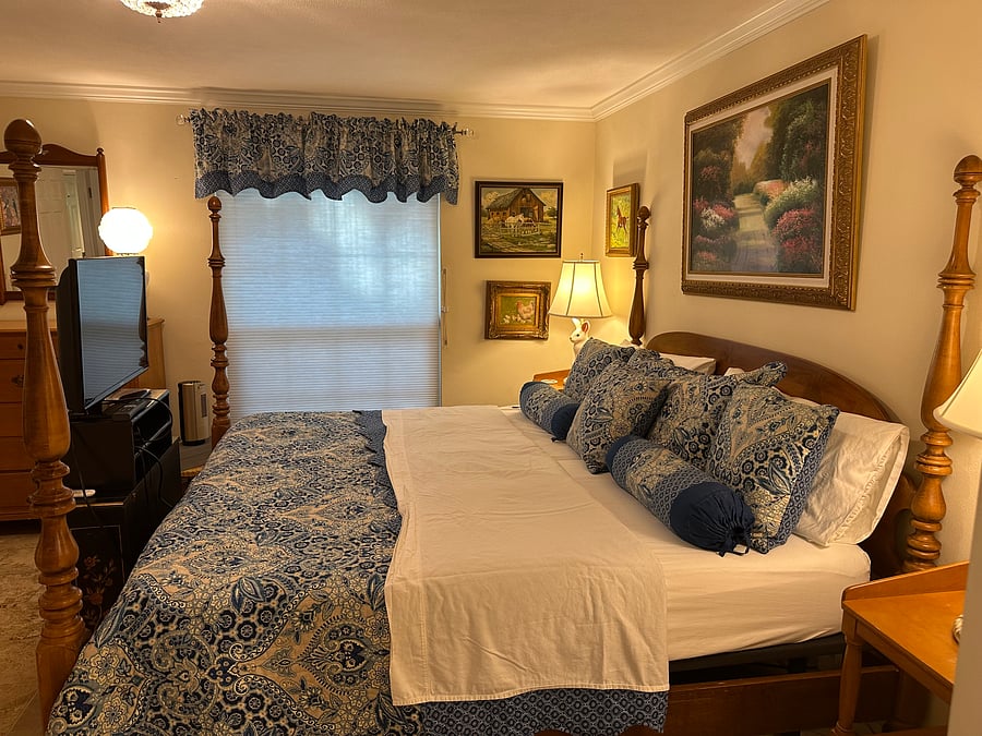 King size, adjustable. Sit in bed and watch TV in comfort or work on your laptop.  