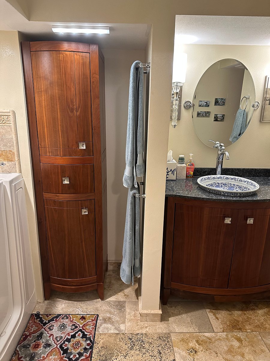 Bathroom: Lots of storage, huge sink 