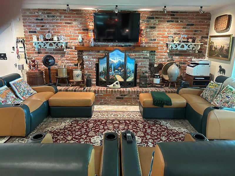 Familyroom, comfy seating, recliners and 55TV
Color printer, fast internet, DVR, and cable TV 