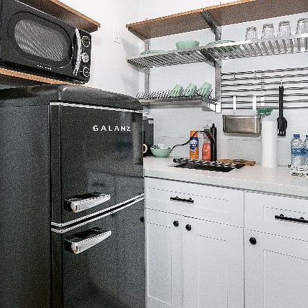 In this cozy studio, you will find the innovative kitchenette with a fridge, microwave, hot plate, all the pots, pans, plates, and cutlery you will need!