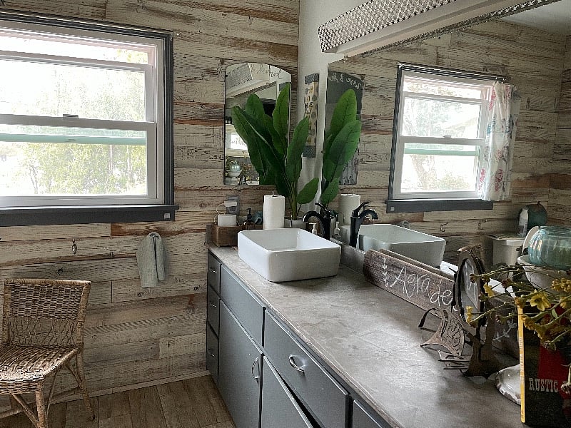 full bathroom (tub with shower)