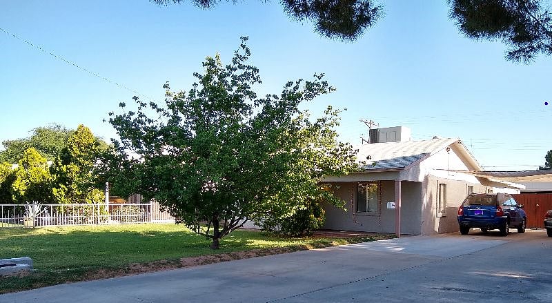 cozy 3+ bedroom house in central Phoenix, parking available in the driveway