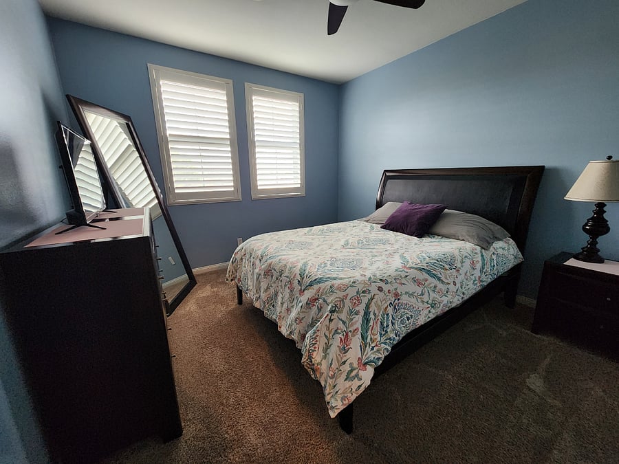 queen size bed, ceiling fan, smart tv.