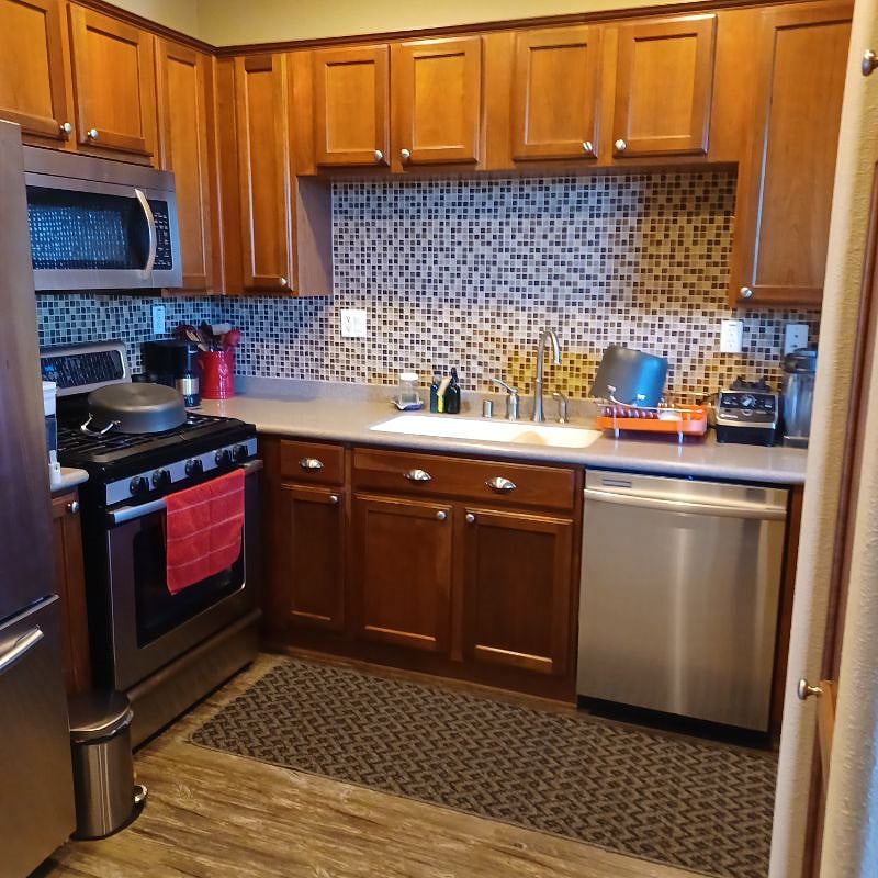 1st floor: stainless steel appliances, gas stove - clean and inviting
