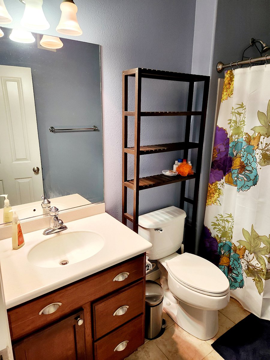 upstairs bathroom: clean and inviting
