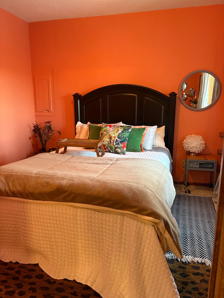 Bedroom 1 - Queen Bed
