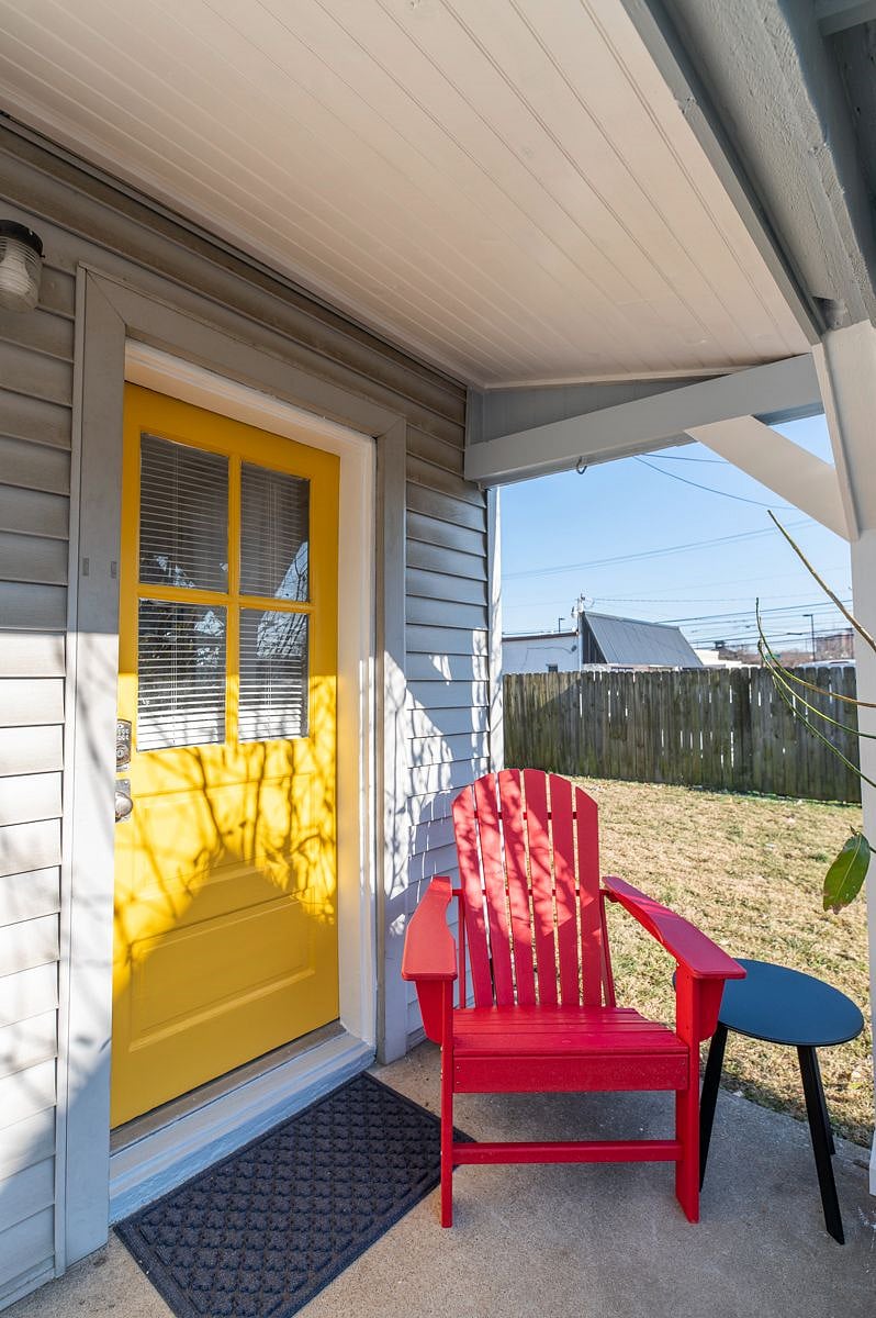 Let's start a virtual walk through into this adorable one bedroom cottage!