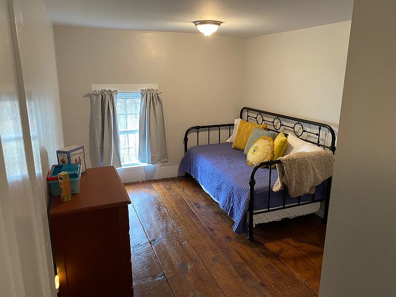 Twin bedroom has daybed with rollout second twin mattress underneath.