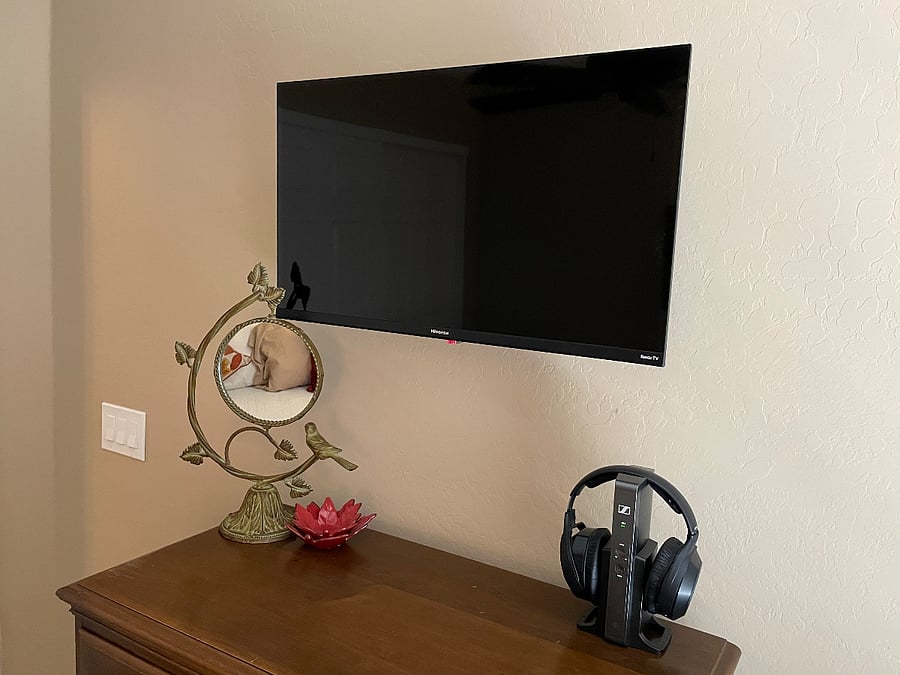 Smart TV with noise canceling headphones