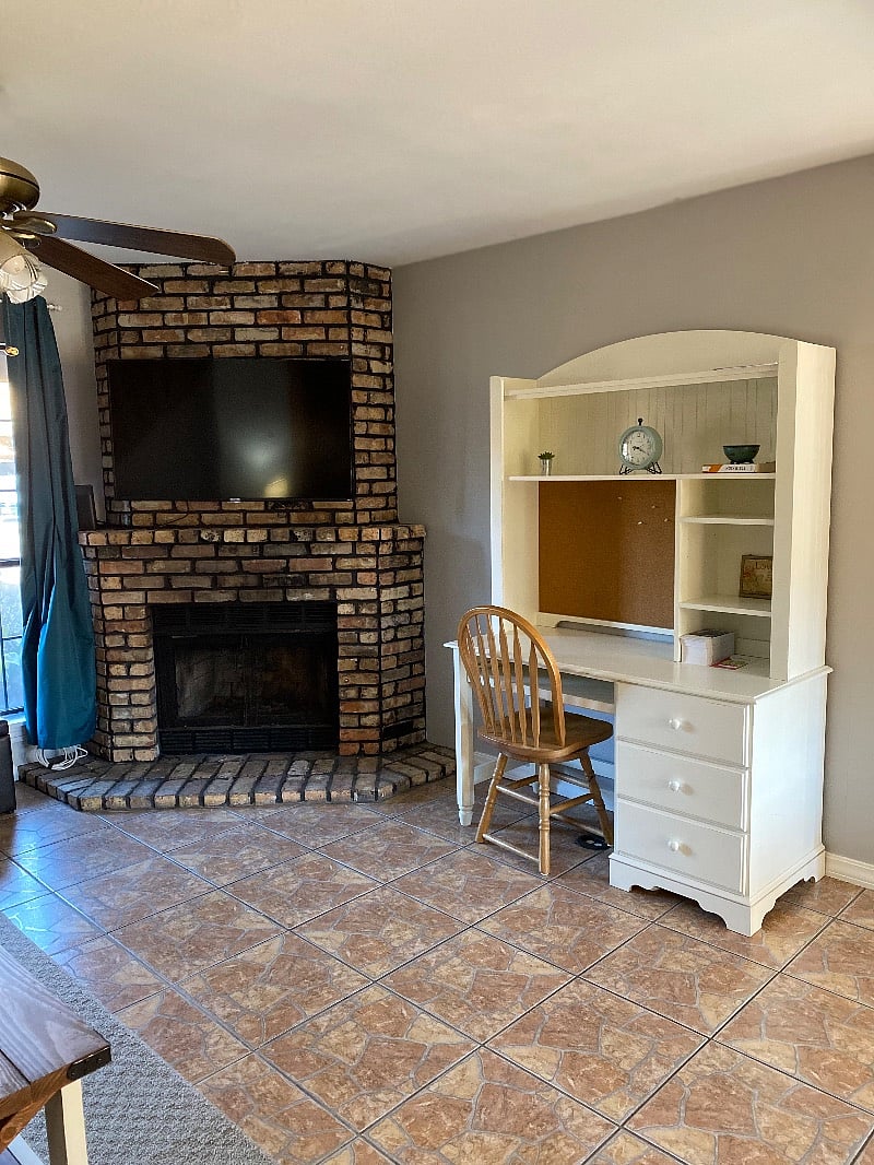 54" SMART TV, FIREPLACE, WORKSPACE