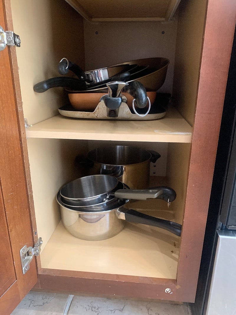 lots of pots & pans.  Also provided are baking sheets, cutting boards, cooking utensils, bowls, etc...