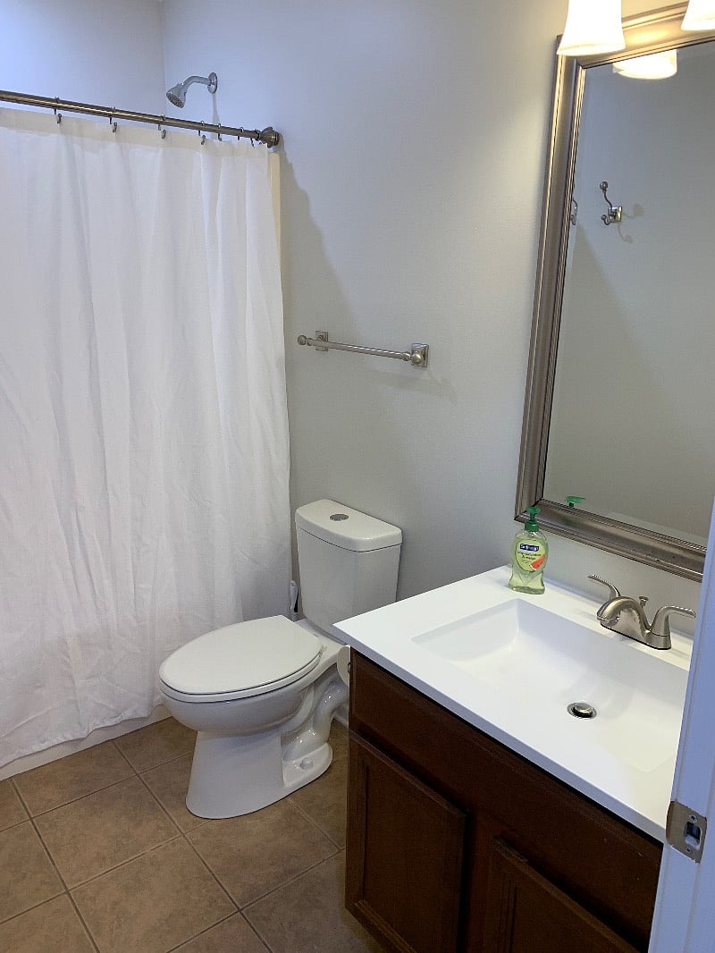 Ground Floor Guest full bathroom.  Bath towels & washcloths provided.