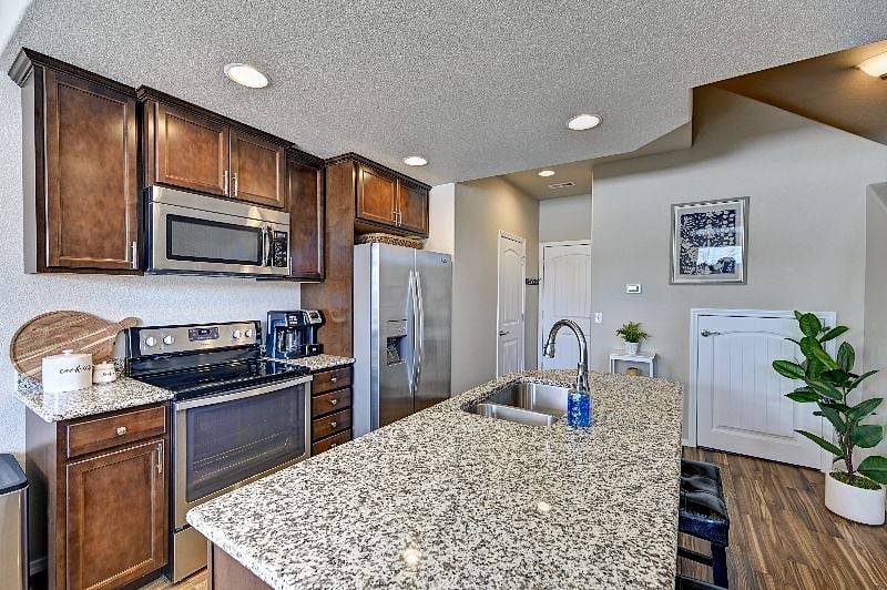 Large Granite Island -barstools
