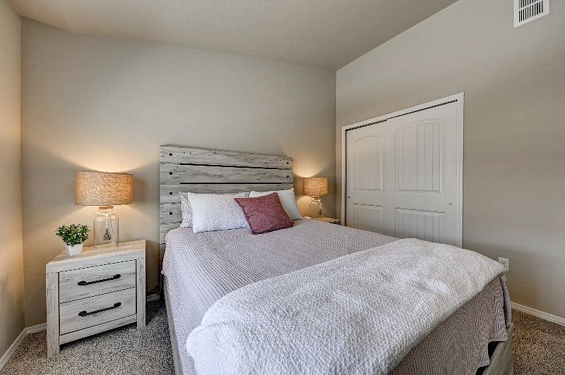 2nd bedroom queen sized bed
