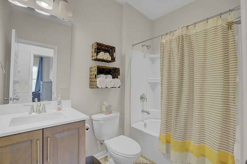 Upstairs bathroom, shared with Queen and Bunkroom