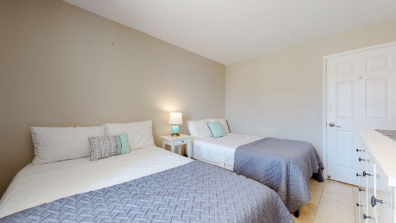 Guest room with 2 queen sized beds