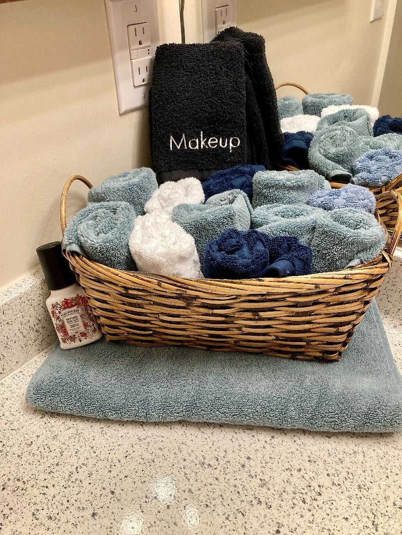 Wash cloths and bath towels provided. 