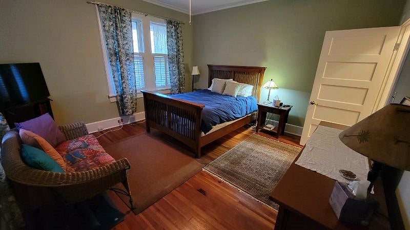 Master Bedroom (queen bed)