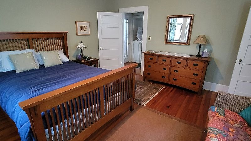 Master Bedroom (queen bed)