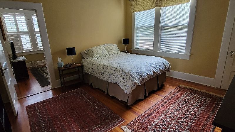 bedroom 2 (queen bed)