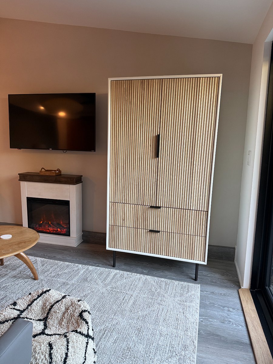 closet , hangers, 2 drawers
