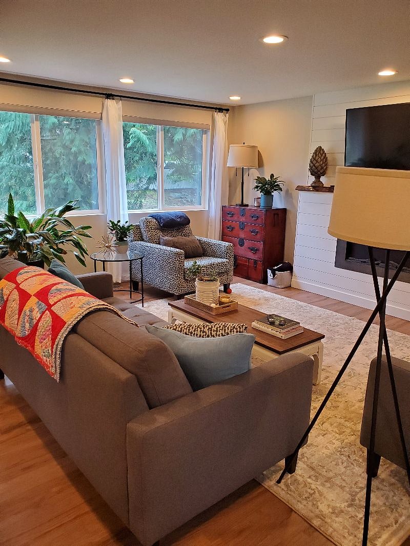 Shared living room - smart TV with Amazon Prime, Netflix, Hulu and HBO Max