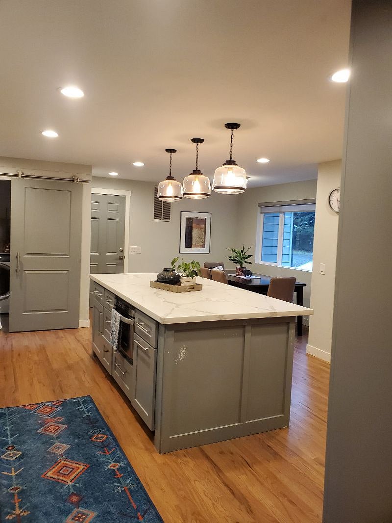 Lots of seating at dining table, kitchen table and kitchen counter