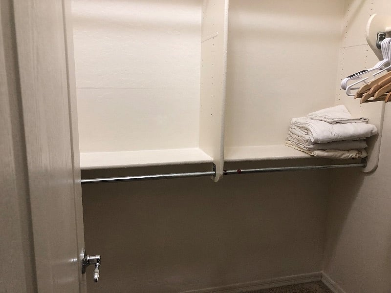 WALK IN CLOSET