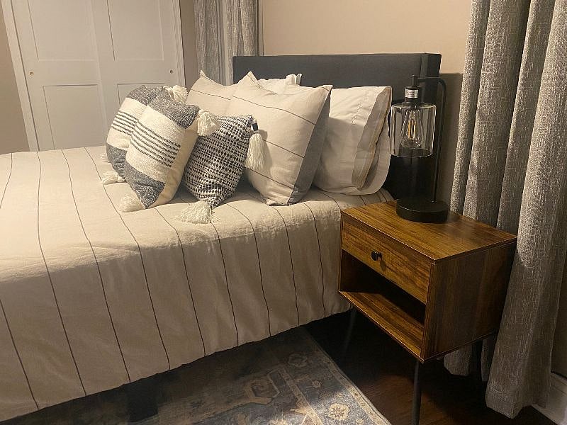 Master bedroom, queen bed