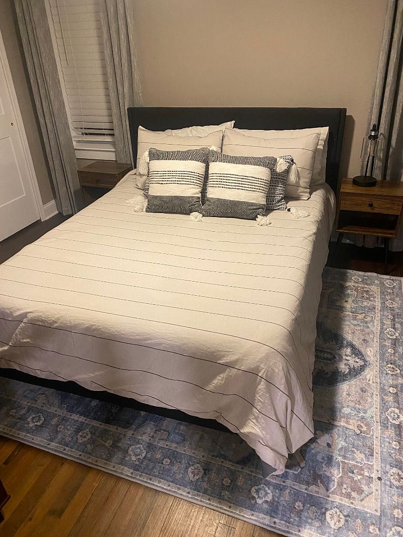 Master bedroom, queen bed