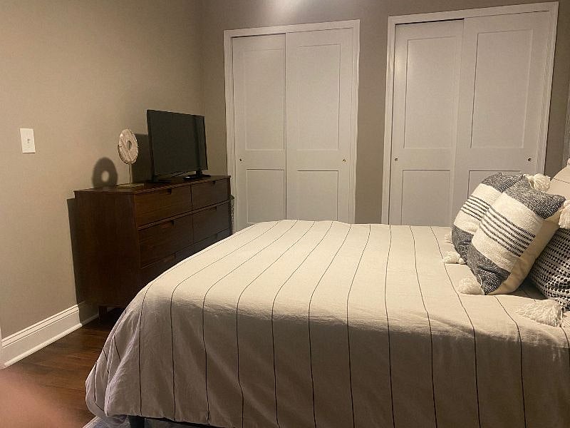 Master bedroom, queen bed
